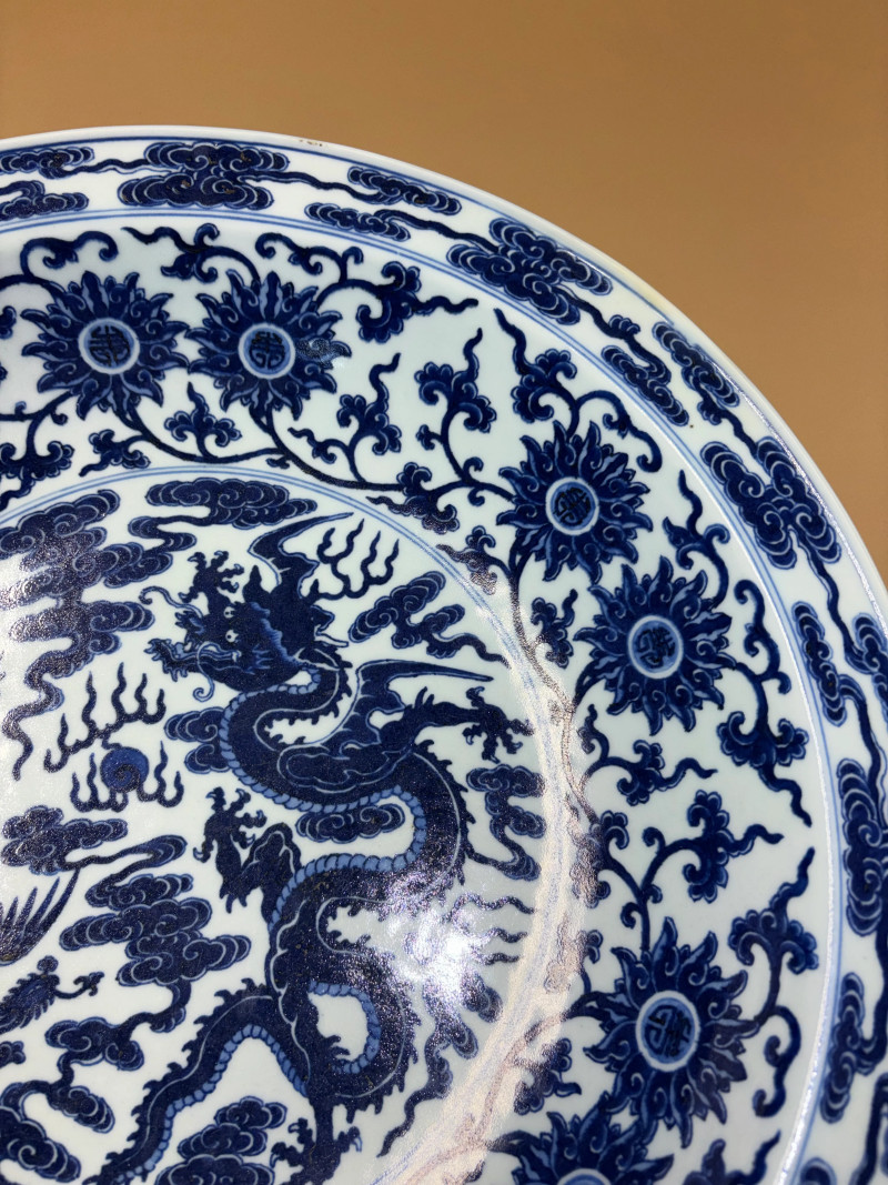 清雍正 仿宣窑青花龙凤献寿纹折沿大盘 - 图7