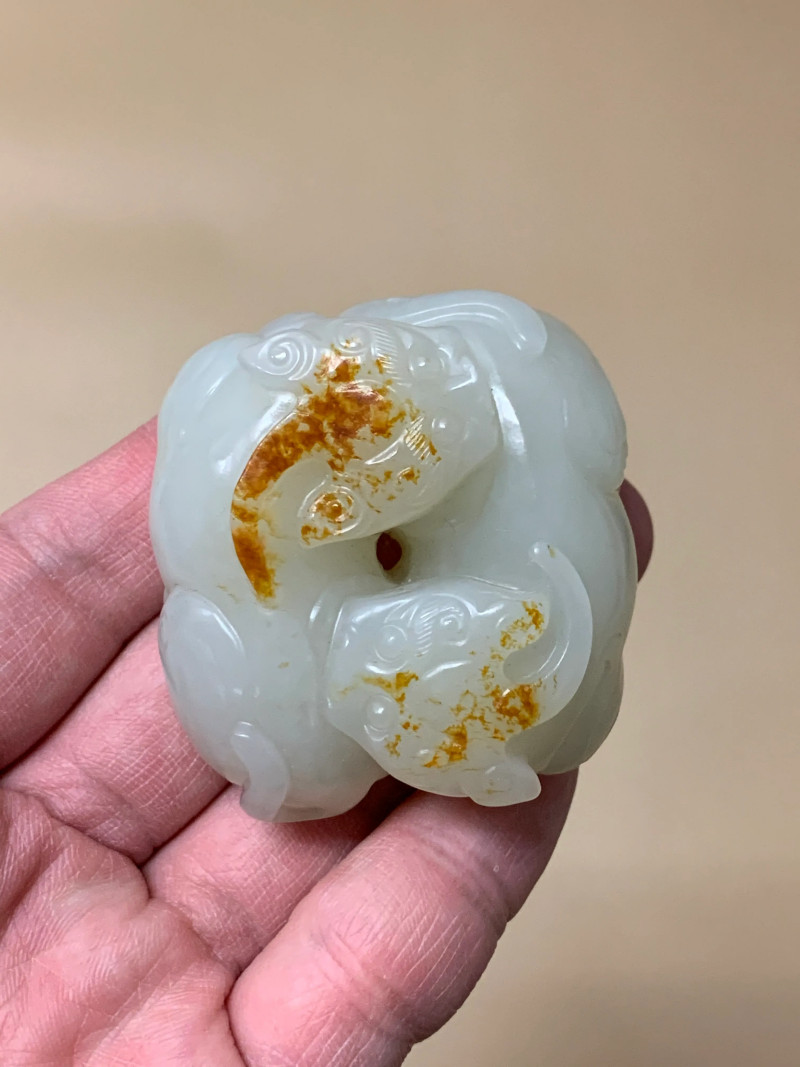 清 白玉红皮巧雕双獬豸镇纸 - 图2