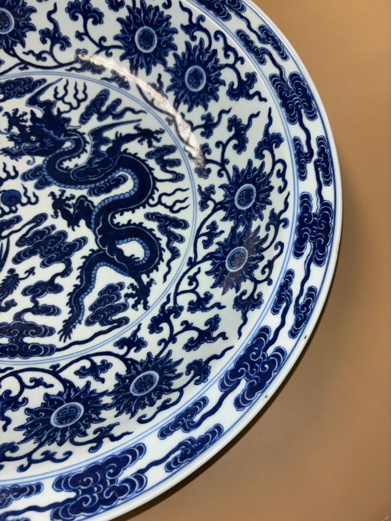 清雍正 仿宣窑青花龙凤献寿纹折沿大盘 - 图8