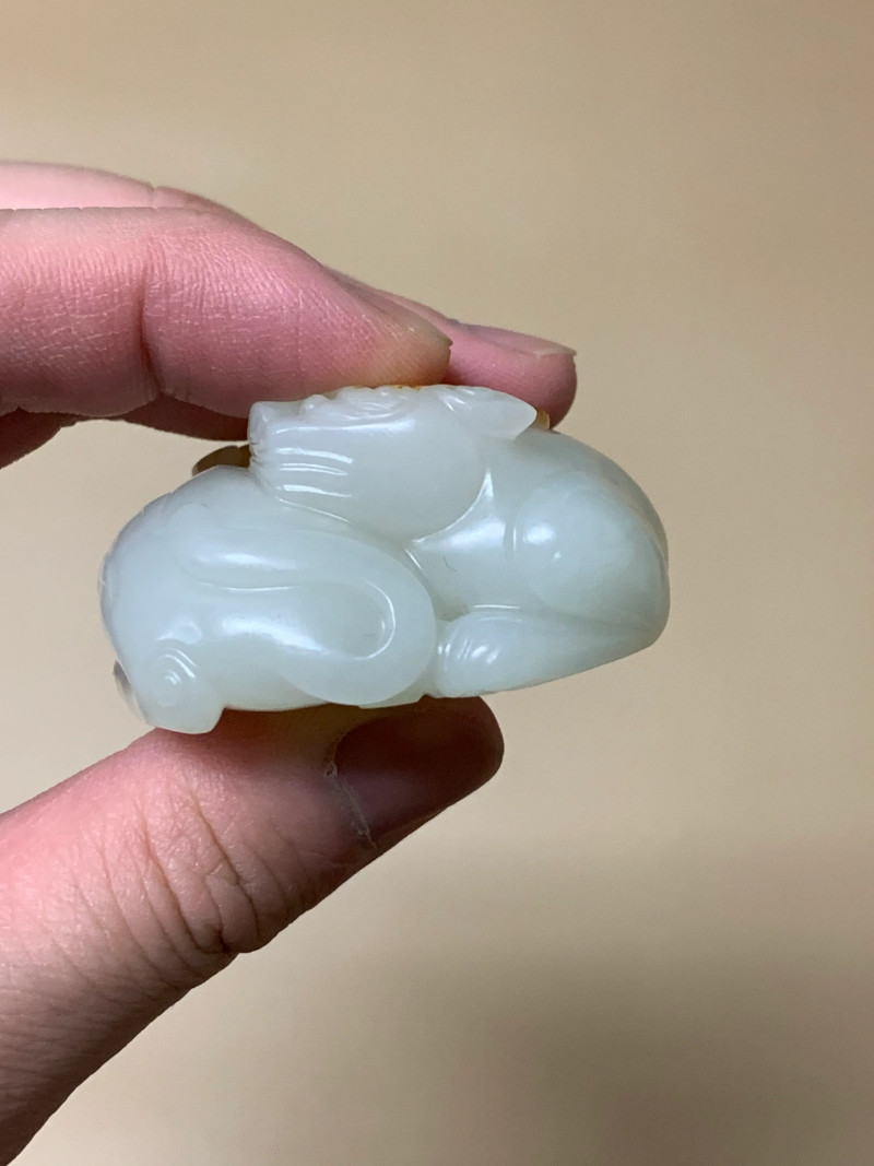 清 白玉红皮巧雕双獬豸镇纸 - 图4