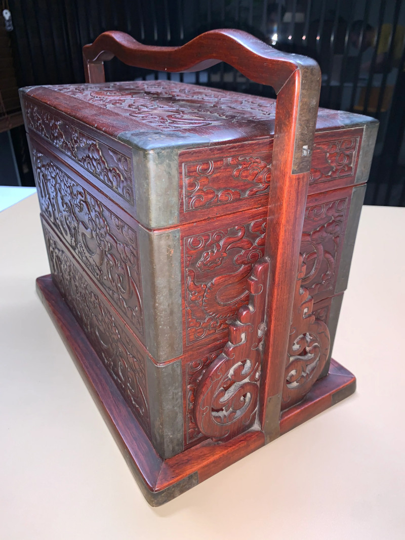 清早期 黄花梨螭龙纹浮雕嵌铜提盒 - 图3