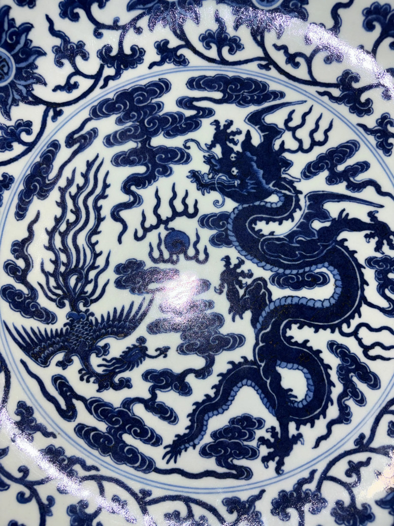 清雍正 仿宣窑青花龙凤献寿纹折沿大盘 - 图10