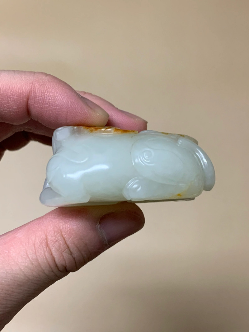 清 白玉红皮巧雕双獬豸镇纸 - 图5
