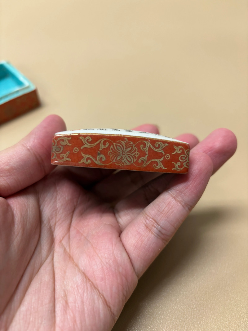 清乾隆 珊瑚红描金墨彩诗文小印盒 - 图4