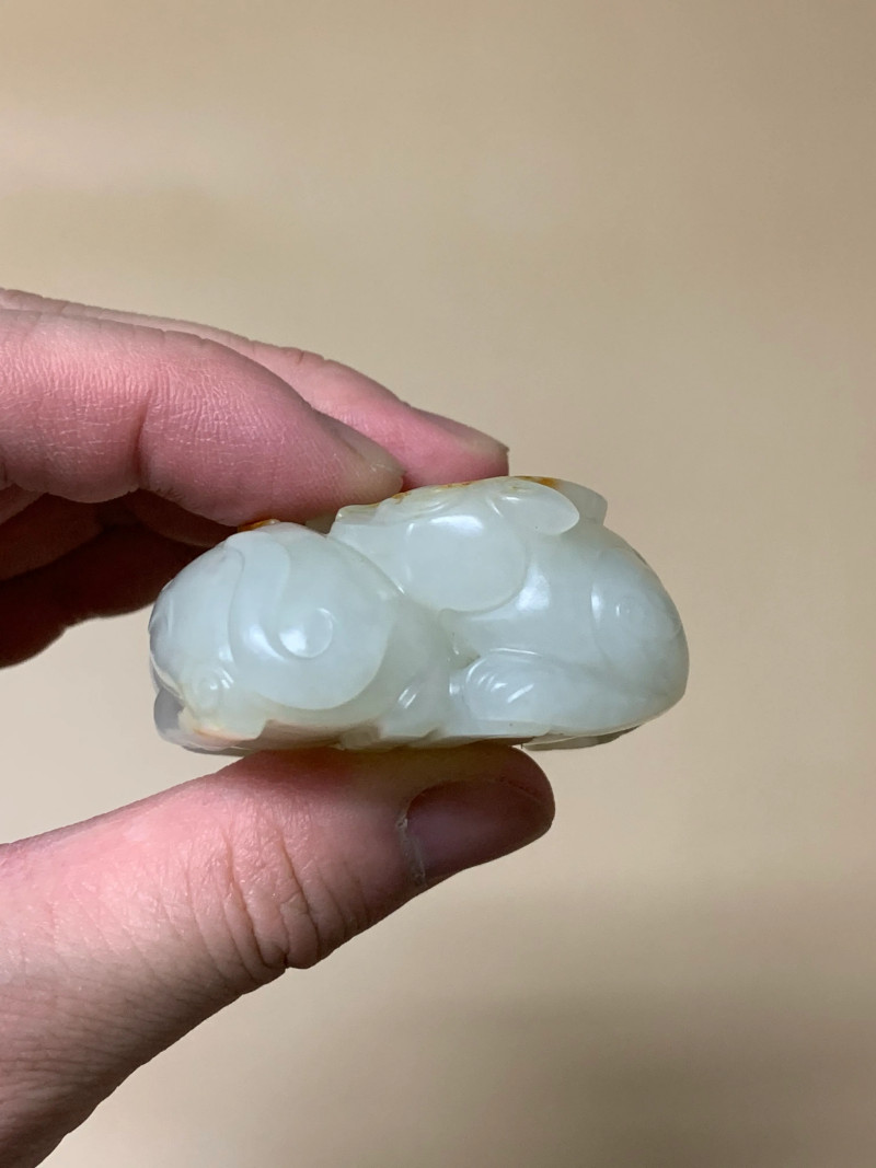 清 白玉红皮巧雕双獬豸镇纸 - 图6