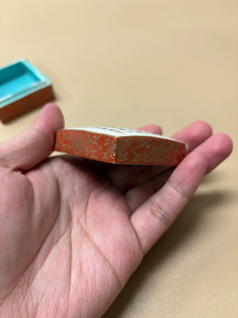 清乾隆 珊瑚红描金墨彩诗文小印盒 - 图5
