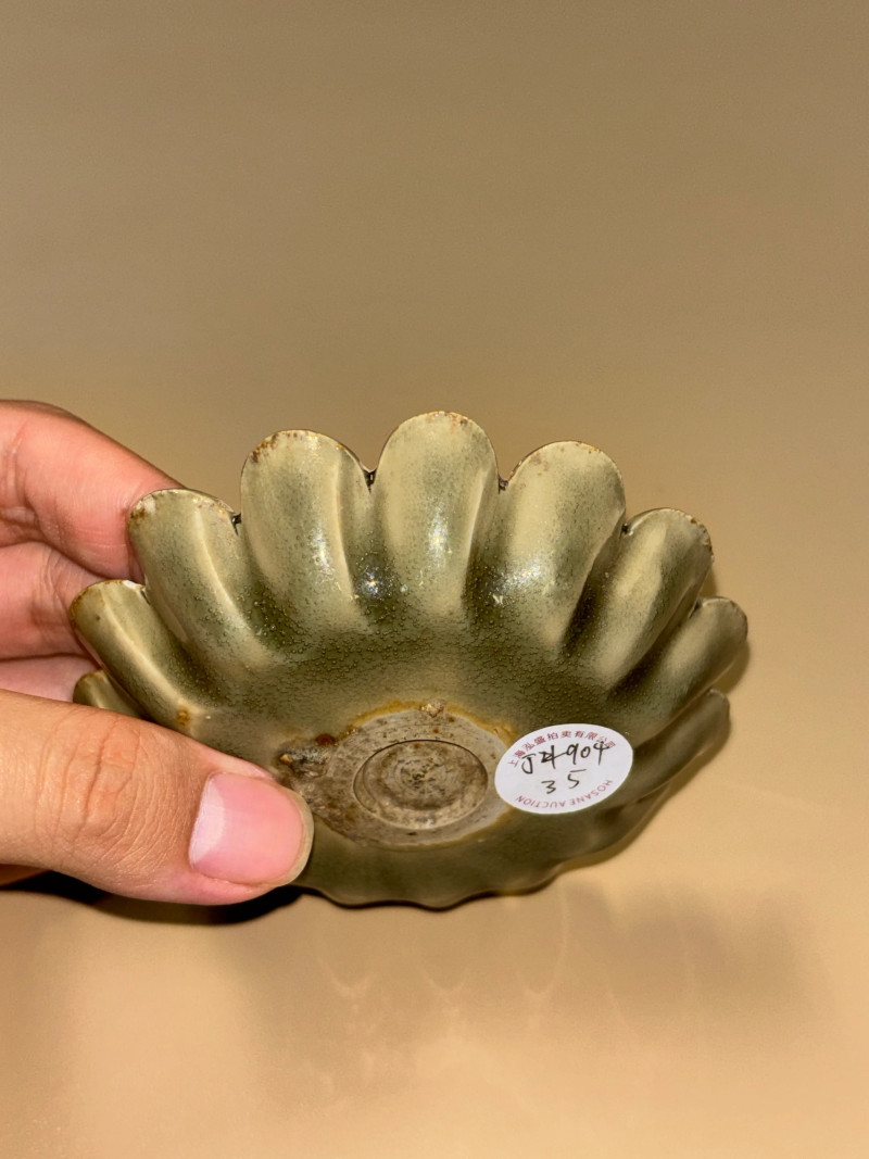 明 青釉模印菊瓣盘 - 图7