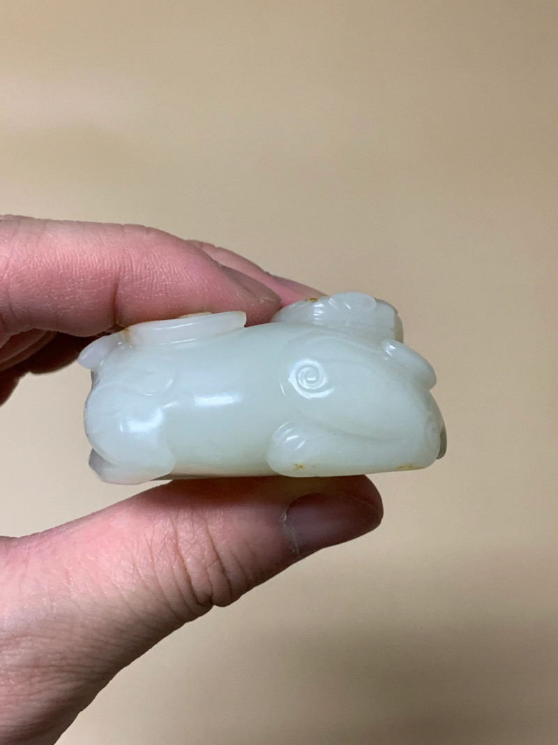 清 白玉红皮巧雕双獬豸镇纸 - 图7