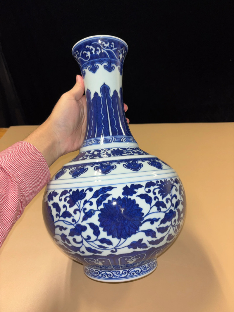 清宣统 青花缠枝莲纹赏瓶 - 图2