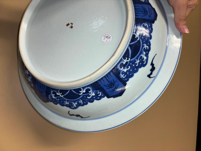 清雍正 仿宣窑青花龙凤献寿纹折沿大盘 - 图13