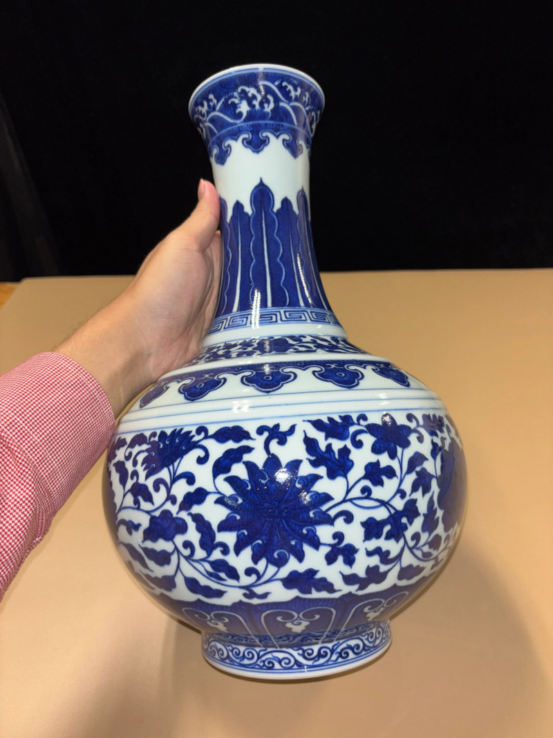清宣统 青花缠枝莲纹赏瓶 - 图3