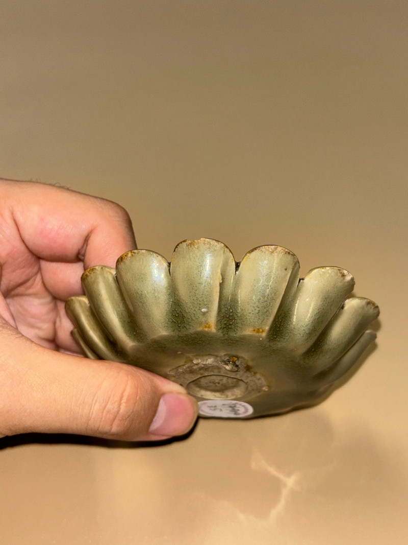 明 青釉模印菊瓣盘 - 图9