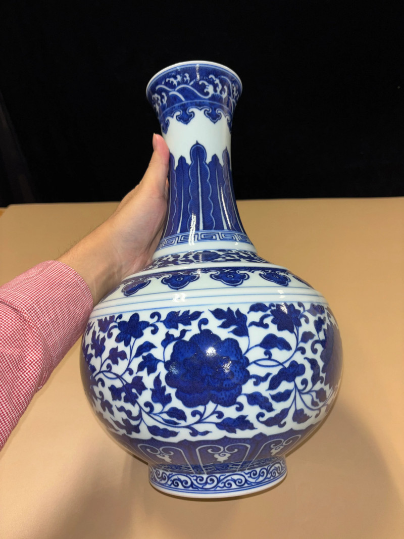 清宣统 青花缠枝莲纹赏瓶 - 图4