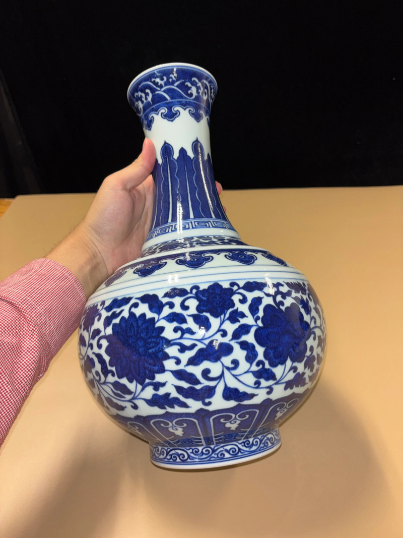 清宣统 青花缠枝莲纹赏瓶 - 图5
