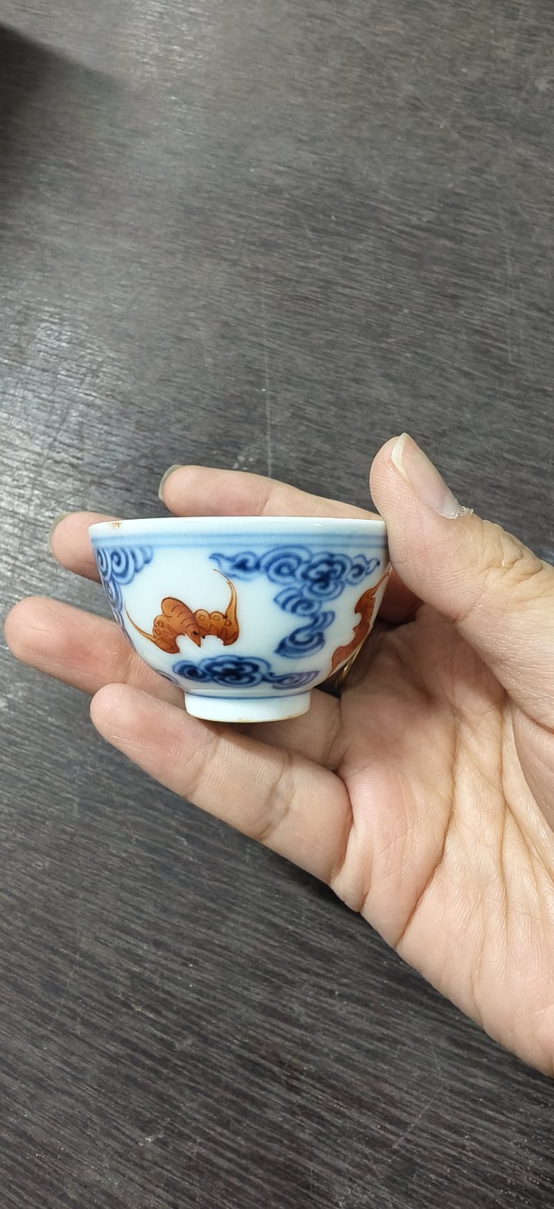 清 青花矾红洪福齐天纹杯 - 图5