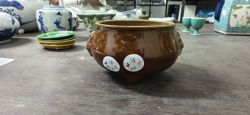 清 酱釉狮耳三足炉 - 图4