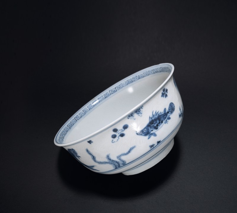 明空白期 青花暗刻海水鱼藻纹碗 - 图1