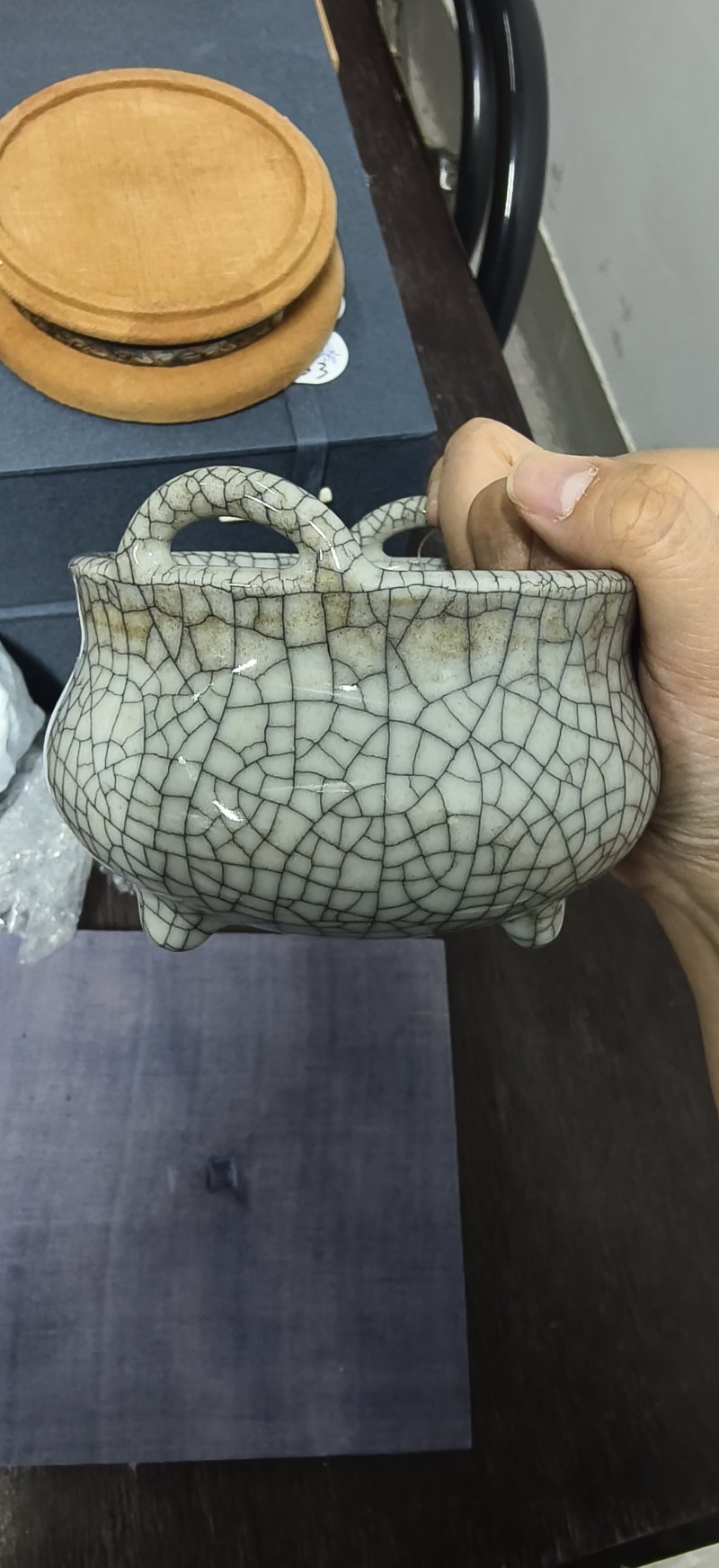 清 哥釉开片冲天耳三足炉 - 图2