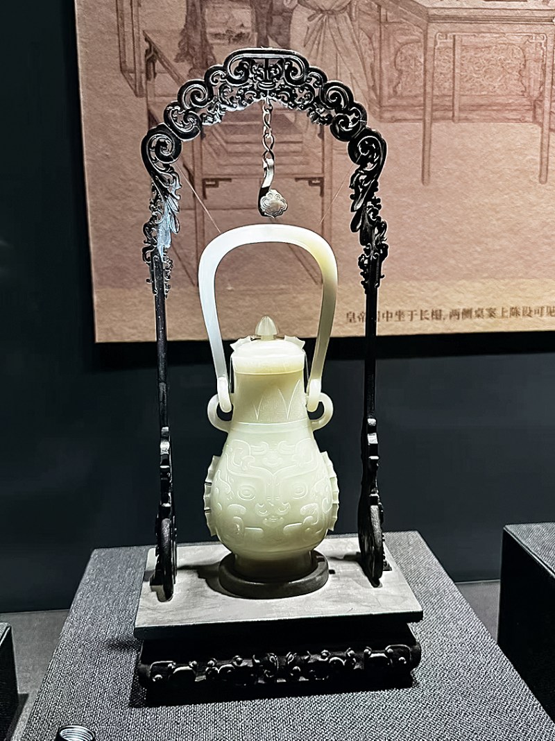 清乾隆 白玉螭龙纹双耳挂瓶 - 图2