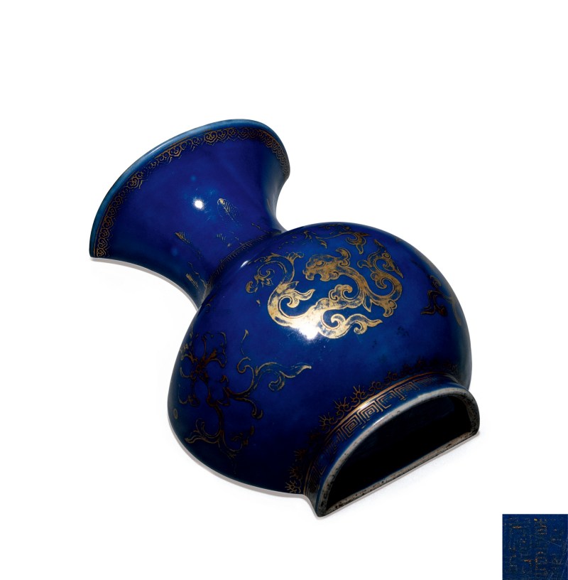 清乾隆 宝石蓝釉描金团龙纹壁瓶 - 图1
