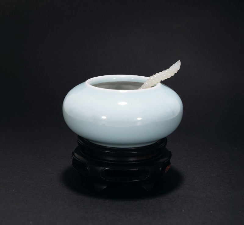 清雍正 粉青釉水盂（配清代玉勺、木座） - 图1