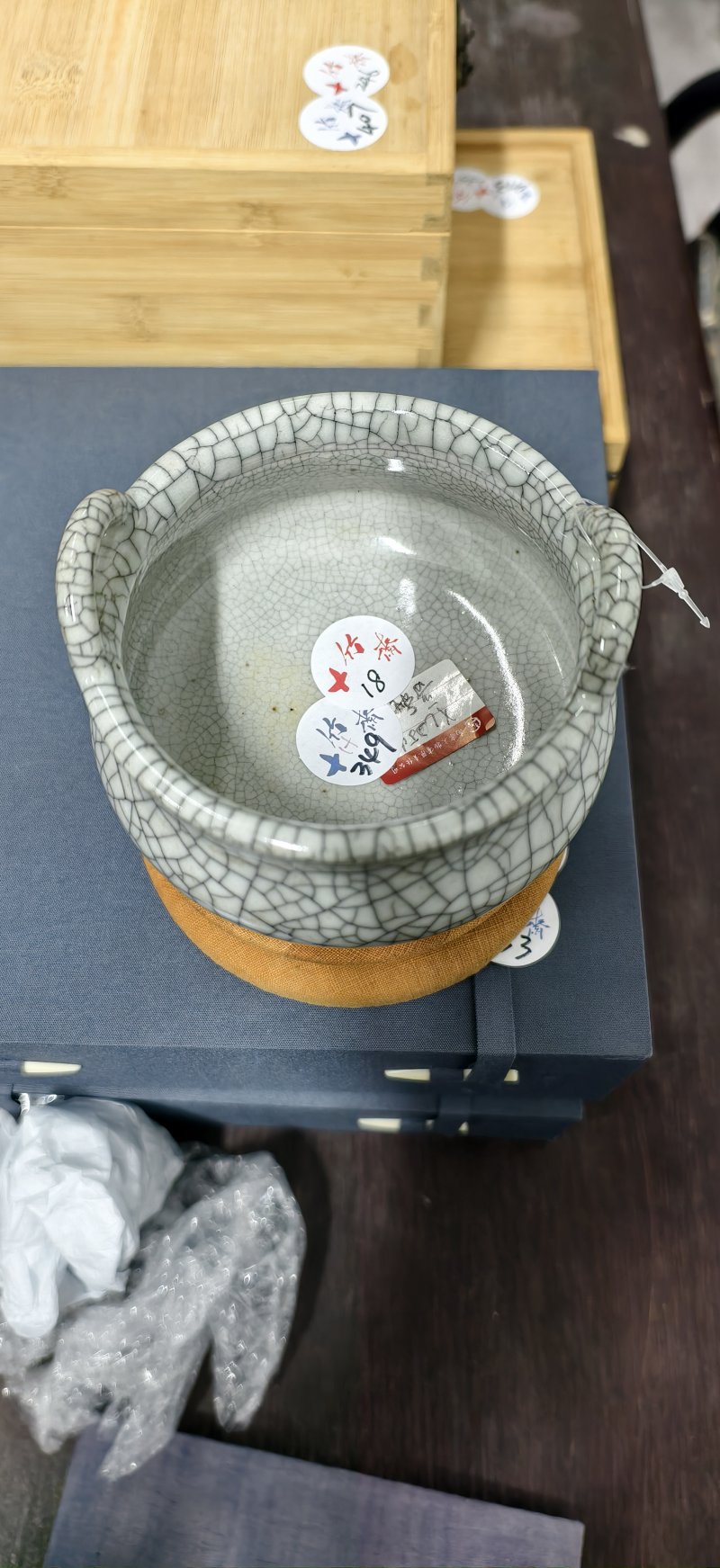 清 哥釉开片冲天耳三足炉 - 图6
