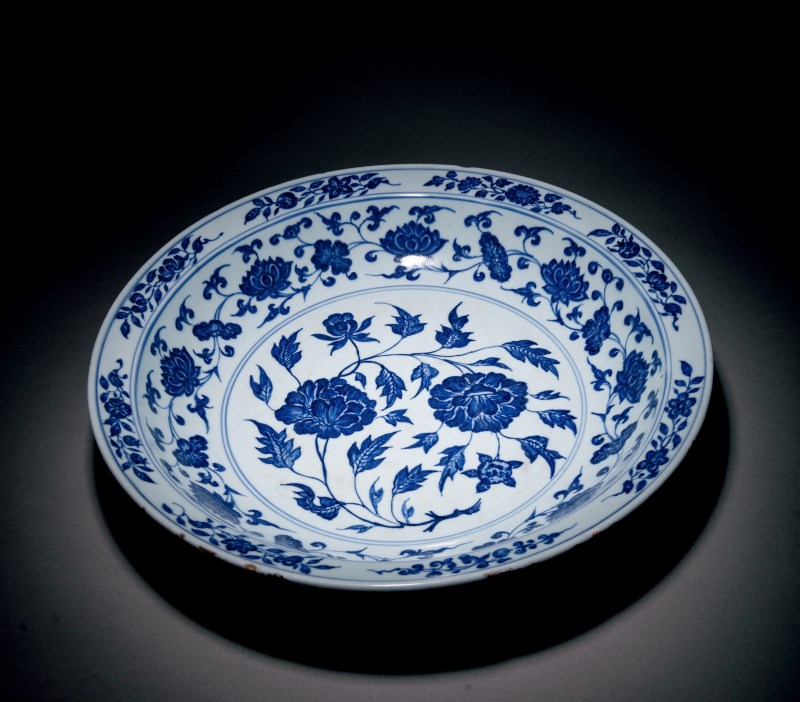 清雍正 仿永乐青花缠枝莲纹折沿大盘 - 图2