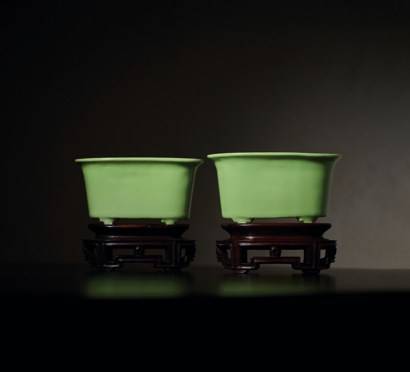十八世纪 秋葵绿釉菖蒲盆一对（原配红木底座）