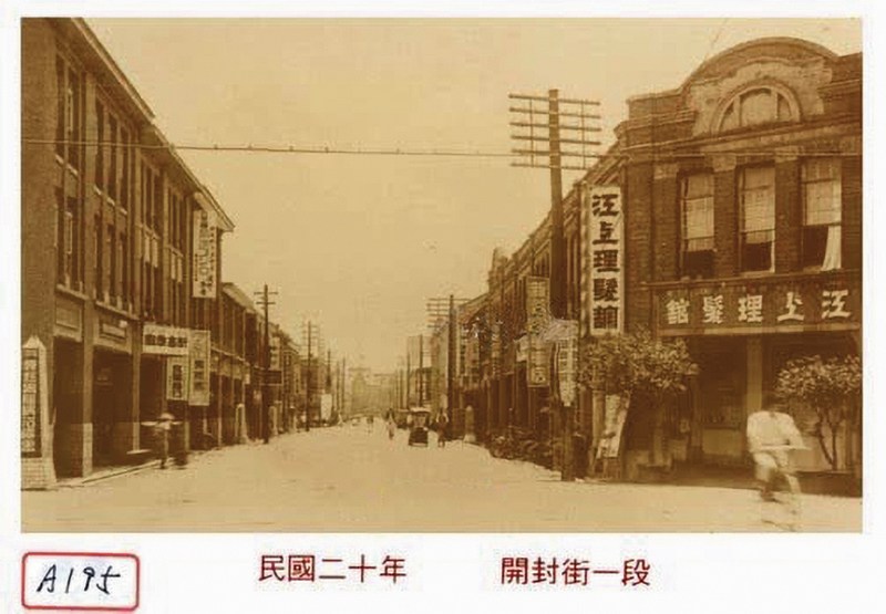 清乾隆 洋彩松绿地番莲纹葵口盆 - 图2