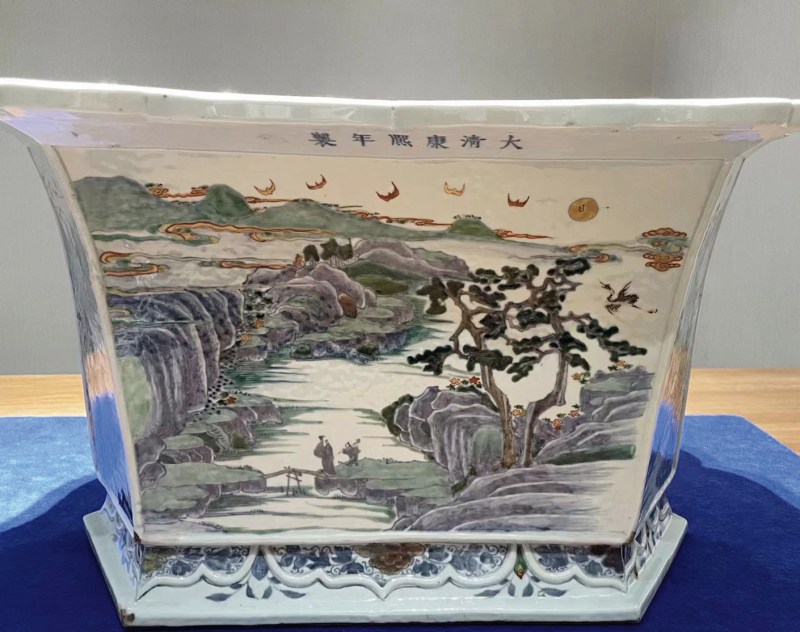 清雍正 安窑斗彩山水图梅瓶 - 图4