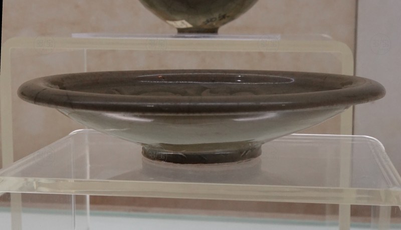宋 耀州窑青釉折枝花卉纹瓷盘 - 图2