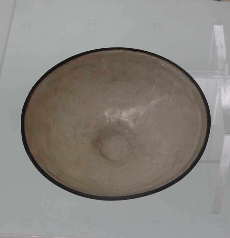 北宋 定窑白釉缠枝莲纹瓷斗笠碗