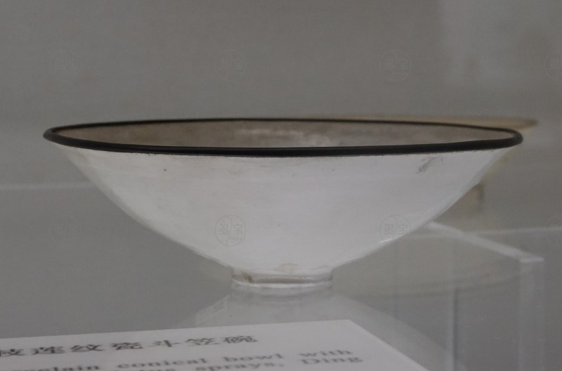 北宋 定窑白釉缠枝莲纹瓷斗笠碗 - 图2