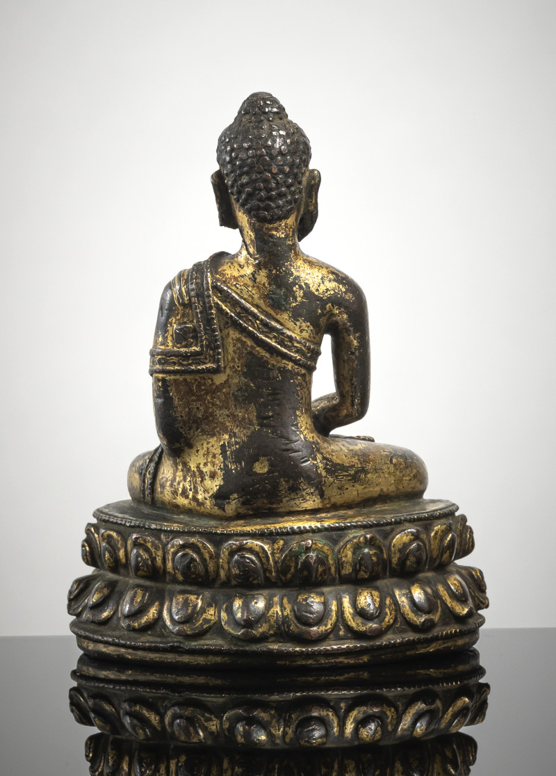 A GILT-COPPER FIGURE OF BUDDHA SHAKYAMUNI - 图2