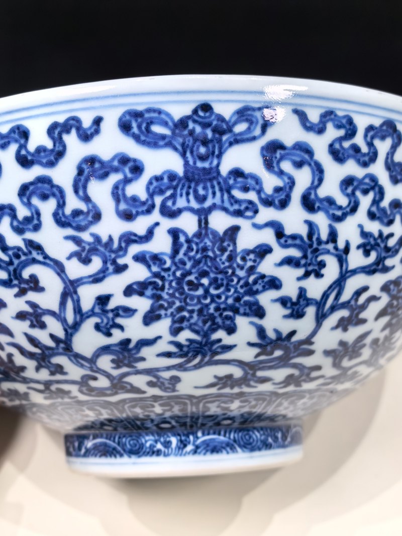 清乾隆 青花莲托八宝纹大碗 - 图5