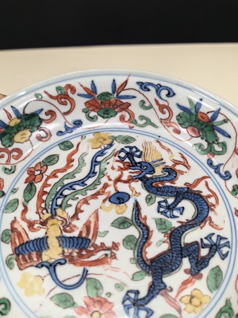 明万历 青花五彩龙凤穿花纹盘 - 图6