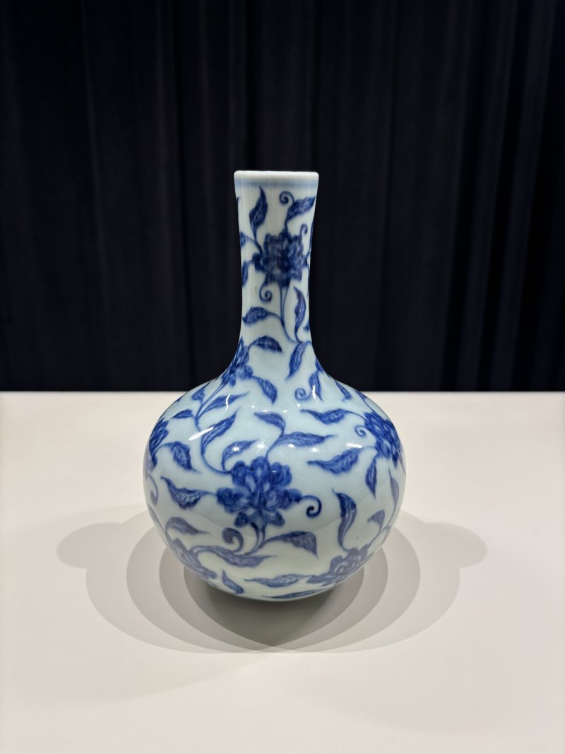 清雍正 青花缠枝花卉纹天球瓶 - 图2