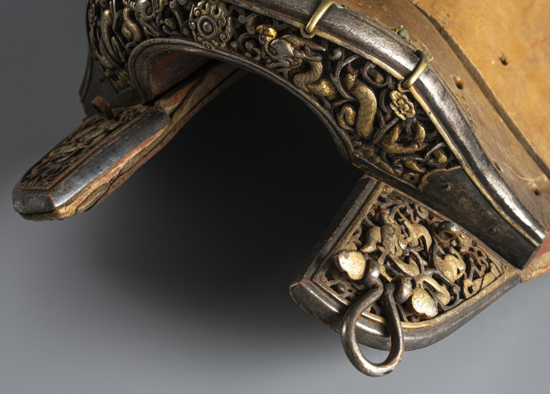A RARE PARCEL GILT-IRON AND WOOD SADDLE WITH MOVABLE DERGE FITTINGS - 图6