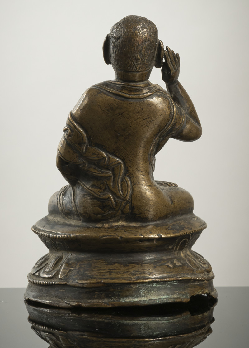 A BRONZE FIGURE OF A LAMA, POSSIBLY MILAREPA - 图2