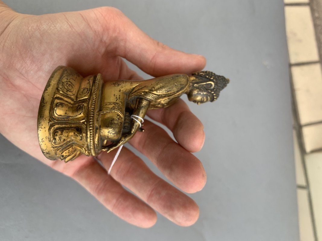 A GILT-BRONZE FIGURE OF BUDDHA SHAKYAMUNI - 图9