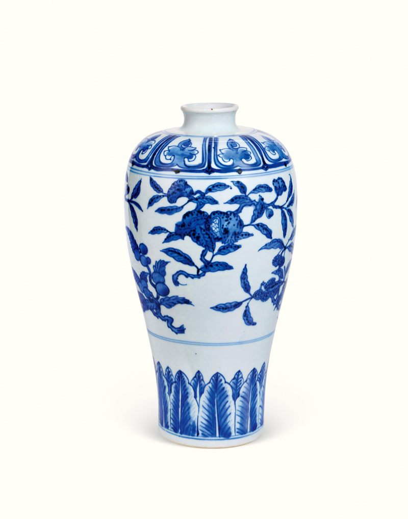 清雍正 仿永乐青花折枝花果纹梅瓶
