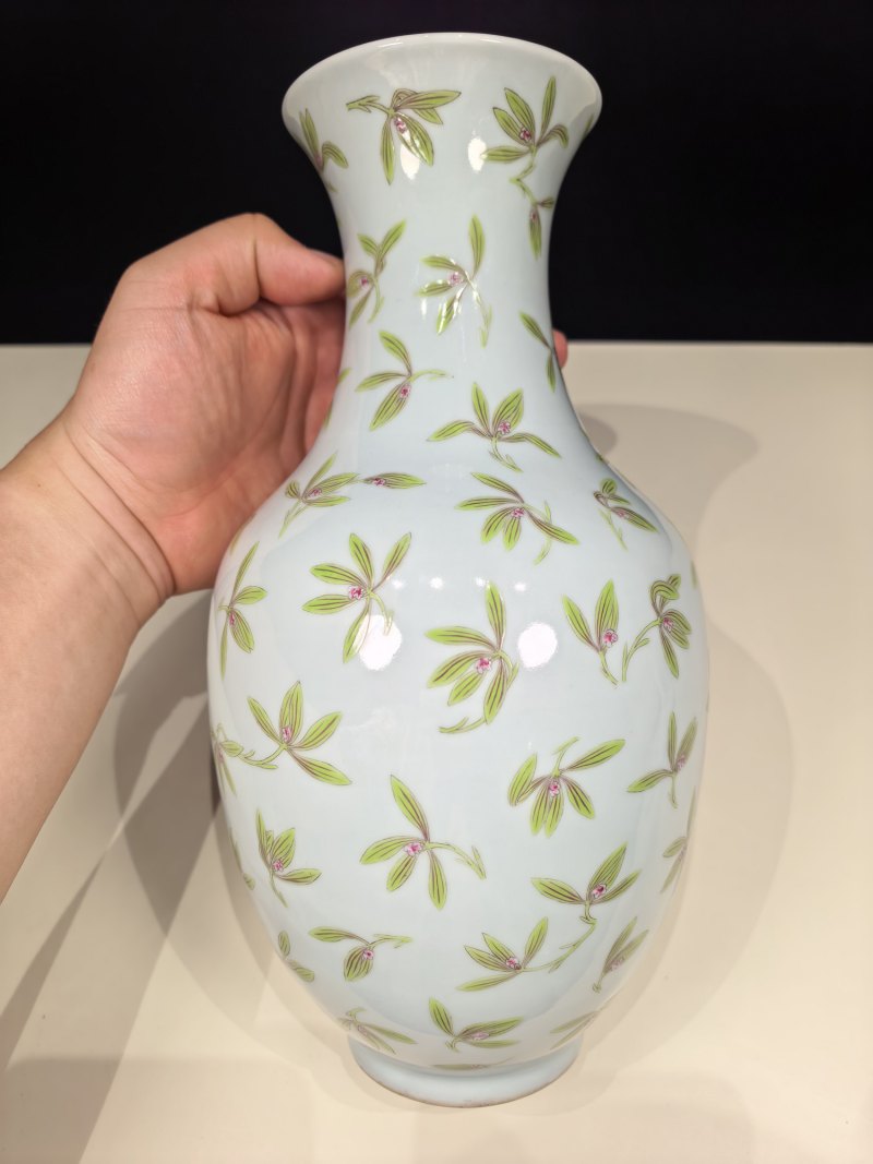 清道光 粉彩兰花纹瓶一对 - 图6