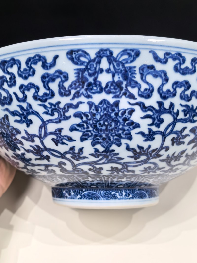 清乾隆 青花莲托八宝纹大碗 - 图9