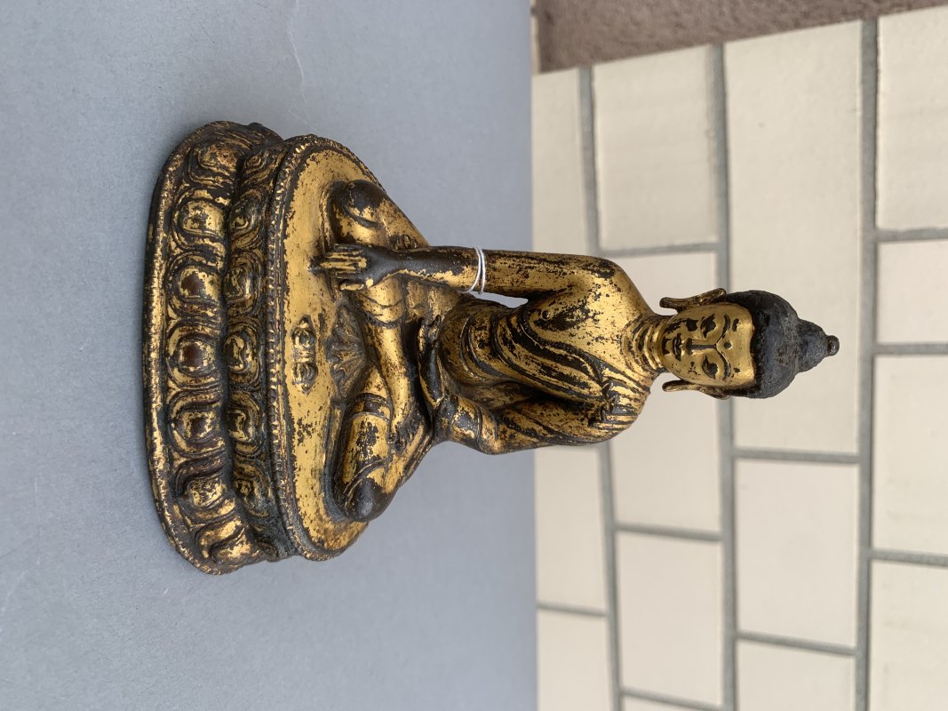 A GILT-BRONZE FIGURE OF BUDDHA SHAKYAMUNI - 图6