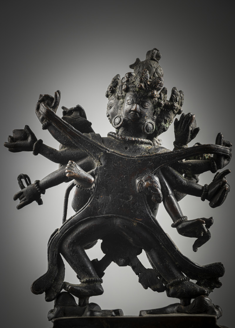 A BRONZE FIGURE OF CAKRASAMVARA AND HIS PARJNA - 图5