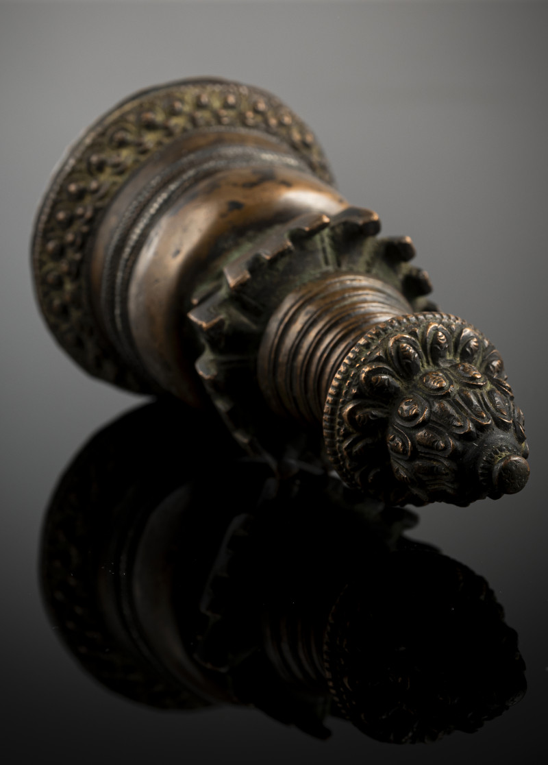 A COPPER STUPA WITH SILVER INLAYS - 图4