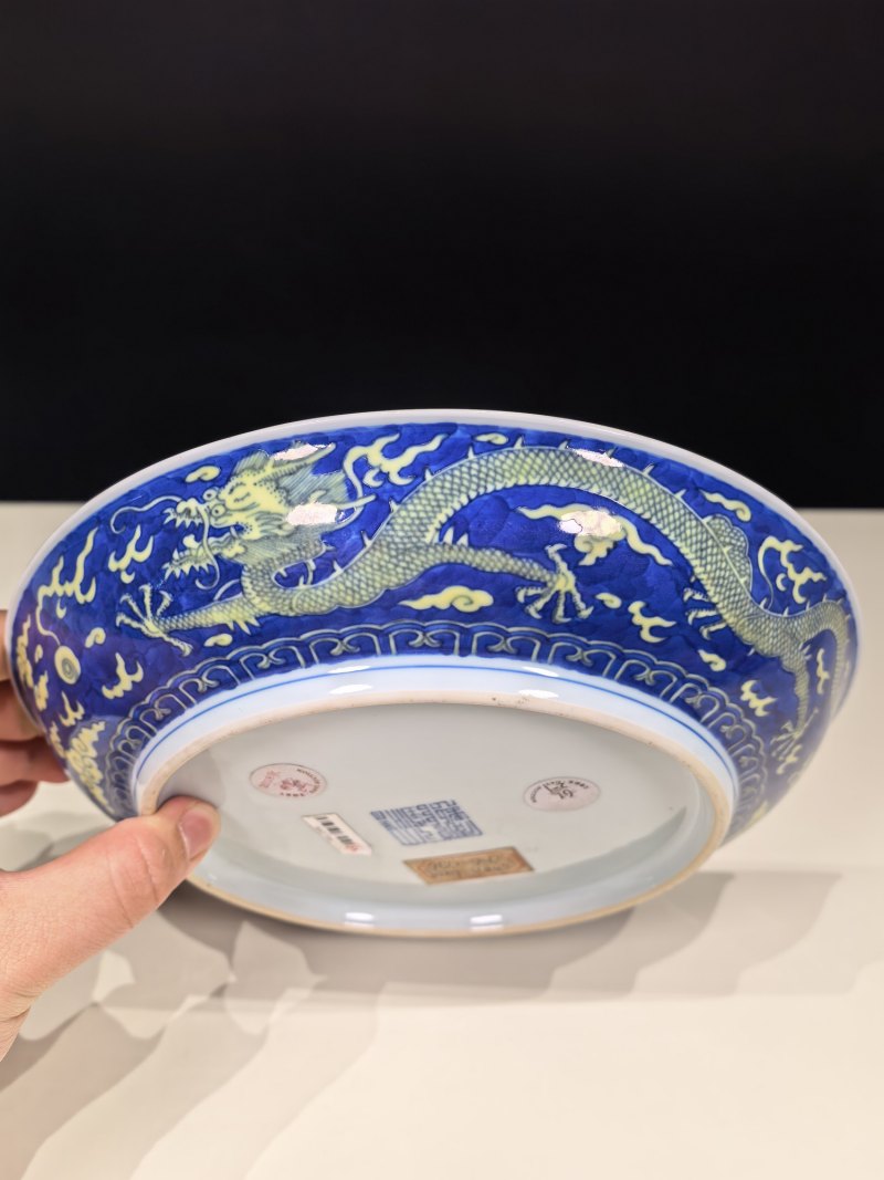 清乾隆 青花地黄彩云龙纹盘一对 - 图10