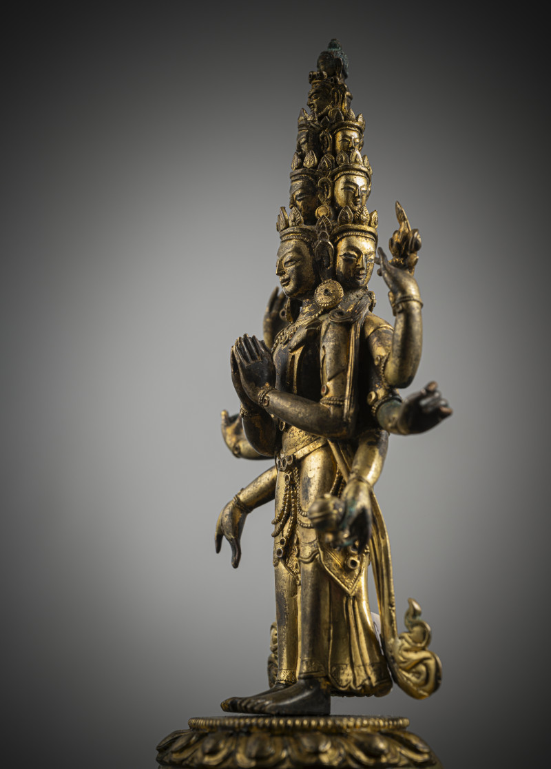 A GILT-BRONZE FIGURE OF EKADASHALOKESHVARA - 图4