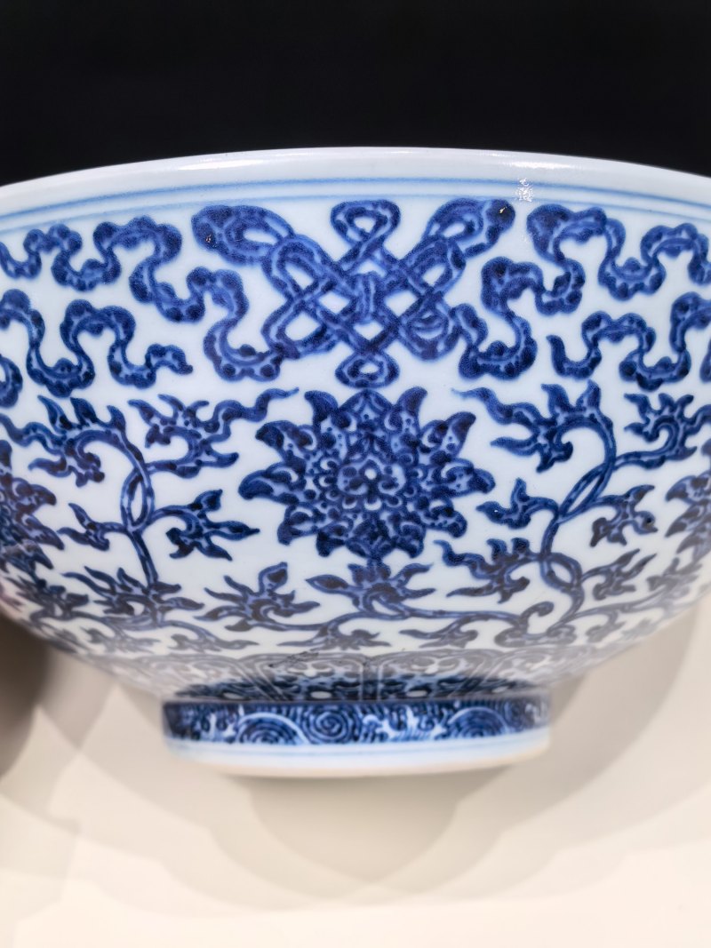 清乾隆 青花莲托八宝纹大碗 - 图10
