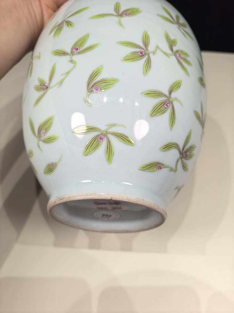 清道光 粉彩兰花纹瓶一对 - 图8